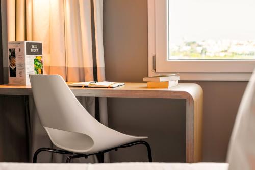 Habitación Doble Estándar - 2 camas del hotel Ibis Faro Algarve. Foto 8