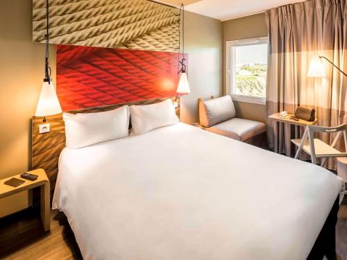 Habitación Doble con Cama supletoria del hotel Ibis Faro Algarve. Foto 1