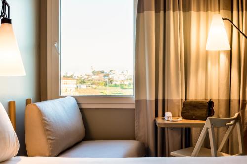 Habitación Doble con Cama supletoria del hotel Ibis Faro Algarve. Foto 3