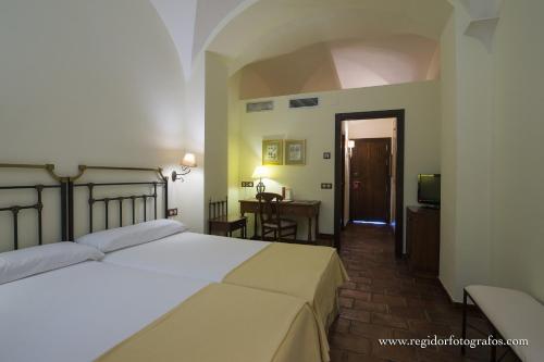Habitación Doble - 2 camas del hotel Hospedium Cortijo Santa Cruz. Foto 1