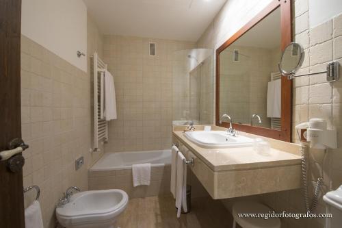 Habitación Doble Superior - 2 camas del hotel Hospedium Cortijo Santa Cruz. Foto 2