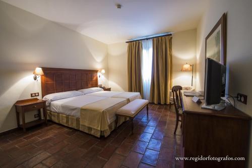 Habitación Doble Superior - 2 camas del hotel Hospedium Cortijo Santa Cruz. Foto 4