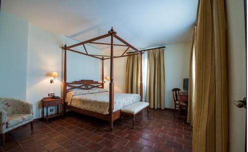 Suite con bañera de hidromasaje del hotel Hospedium Cortijo Santa Cruz