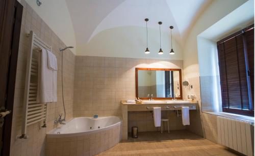 Suite con bañera de hidromasaje del hotel Hospedium Cortijo Santa Cruz. Foto 1