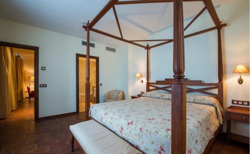 Suite con bañera de hidromasaje del hotel Hospedium Cortijo Santa Cruz. Foto 2