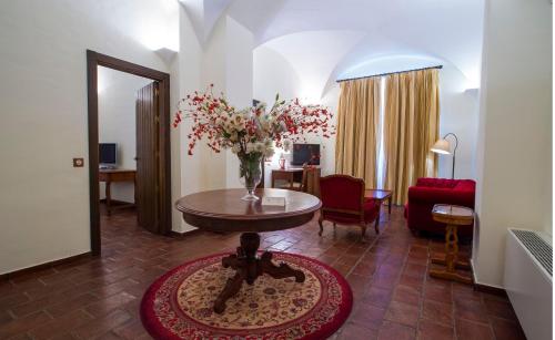 Suite con bañera de hidromasaje del hotel Hospedium Cortijo Santa Cruz. Foto 3