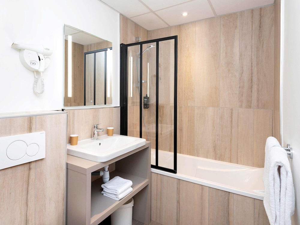 Habitación estándar con dos camas individuales del hotel Ibis Styles Macon Centre. Foto 4