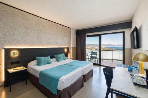Habitación Doble Superior con vistas laterales al mar del hotel Puente Real