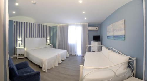 Habitación Doble Superior con vistas a la piscina - 1 o 2 camas del hotel La Barracuda. Foto 4