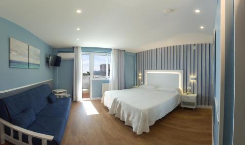 Habitación Doble con vistas al mar y a la piscina del hotel La Barracuda. Foto 14