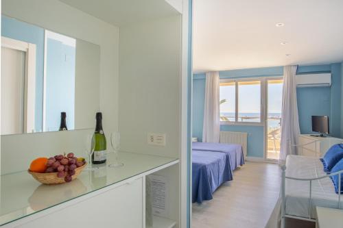 Habitación Doble con vistas al mar y a la piscina del hotel La Barracuda. Foto 16