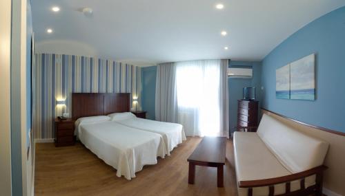 Habitación Doble con vistas a la piscina - 1 o 2 camas del hotel La Barracuda. Foto 9