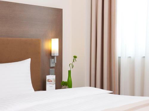 Habitación Doble Estándar - 2 camas del hotel Intercityhotel Berlin Hauptbahnhof. Foto 3