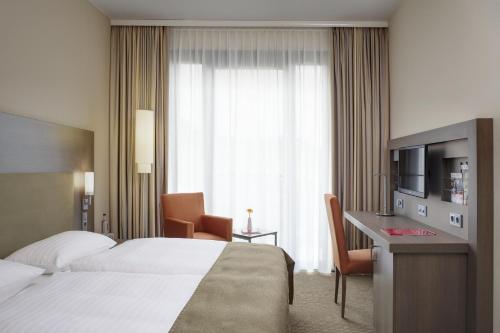 Habitación Doble Estándar - 2 camas del hotel Intercityhotel Berlin Hauptbahnhof. Foto 4
