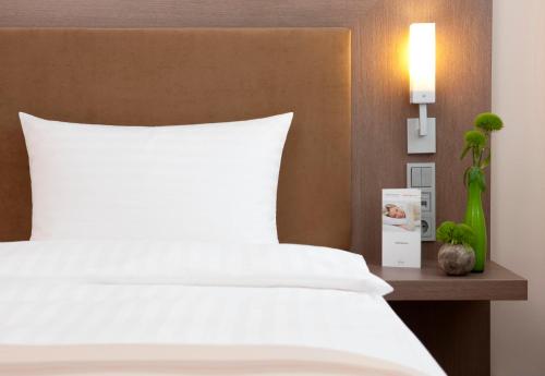 Habitación Doble adaptada para personas con movilidad reducida del hotel Intercityhotel Berlin Hauptbahnhof. Foto 2