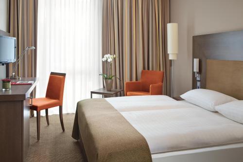 Habitación Doble adaptada para personas con movilidad reducida del hotel Intercityhotel Berlin Hauptbahnhof. Foto 3