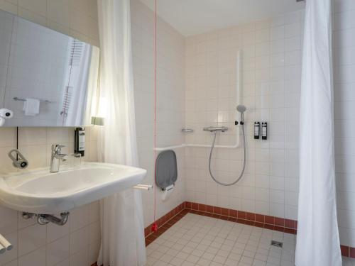 Habitación Doble adaptada para personas con movilidad reducida del hotel Intercityhotel Berlin Hauptbahnhof. Foto 1
