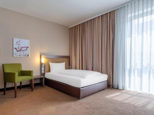Habitación Doble adaptada para personas con movilidad reducida del hotel Intercityhotel Berlin Hauptbahnhof. Foto 3
