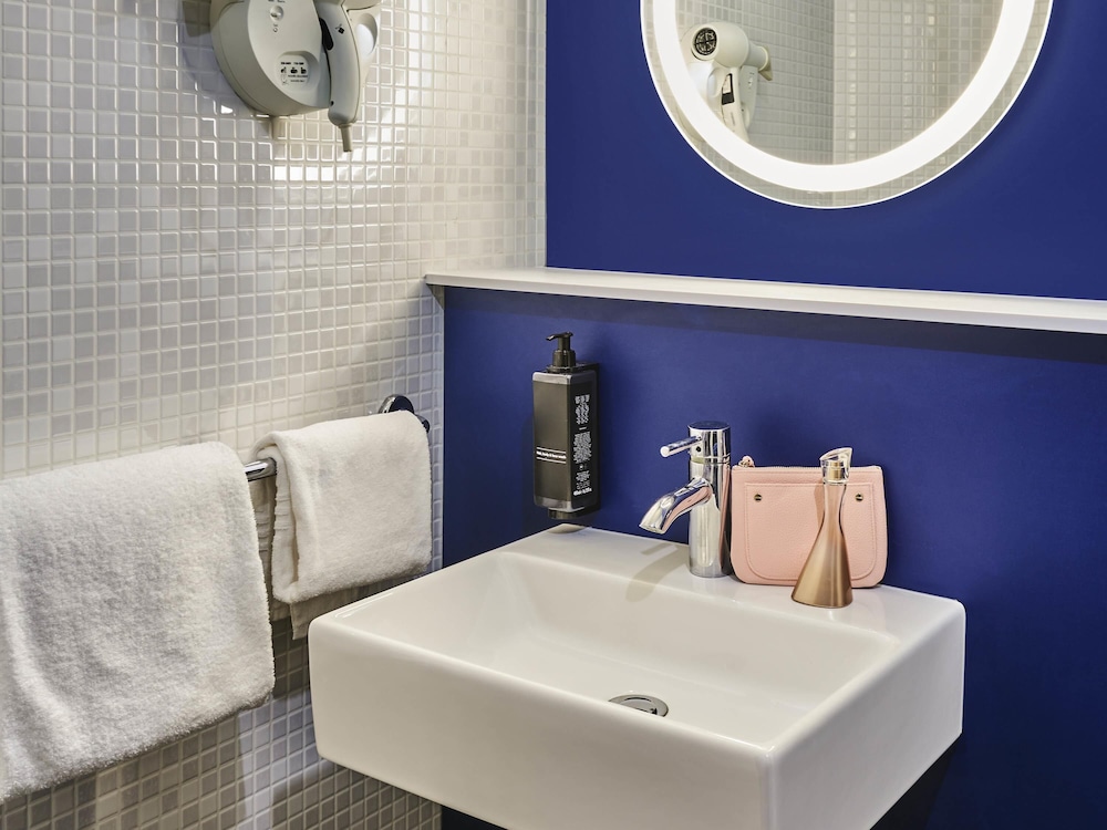Habitación estándar, 1 cama doble con sofá cama del hotel Ibis Clamart Paris Velizy. Foto 3