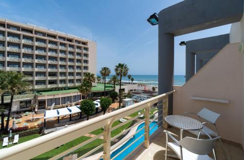 Habitación Club Superior con vistas a la piscina del hotel Medplaya Hotel Pez Espada. Foto 1