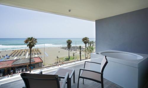 Junior suite Vista Mar Balcón o Terraza 1 Cama king 2 sofás camas del hotel Medplaya Hotel Pez Espada. Foto 9