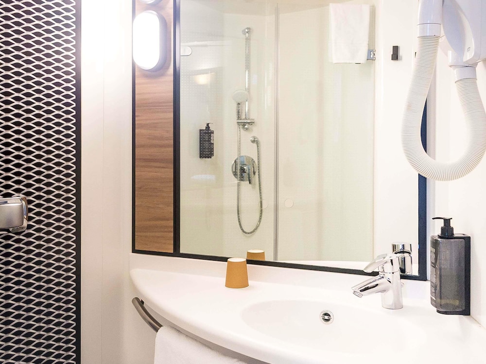 Habitación estándar doble, 1 cama doble con sofá cama (and 1 sofa) del hotel Ibis Paris CDG Airport. Foto 4