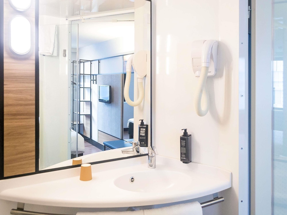 Habitación estándar doble, 1 cama doble, accesible para personas con discapacidad del hotel Ibis Paris CDG Airport. Foto 4