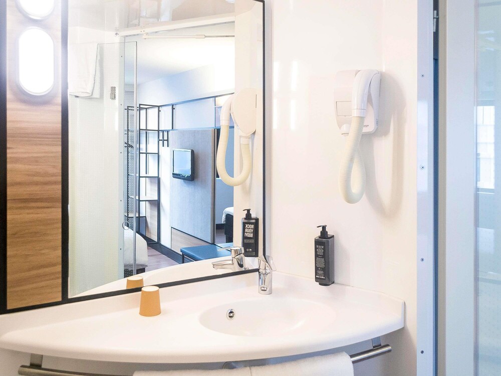 Habitación estándar, 2 camas individuales del hotel Ibis Paris CDG Airport. Foto 7