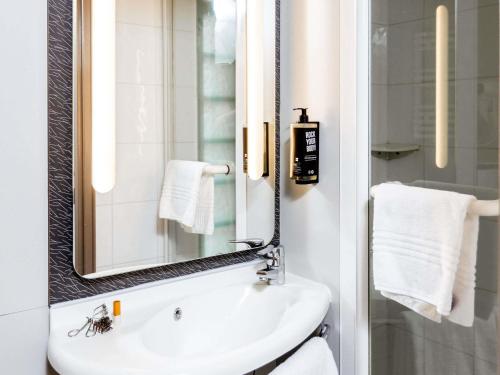 Habitación Doble Estándar del hotel Ibis Gare Montparnasse 15eme. Foto 6