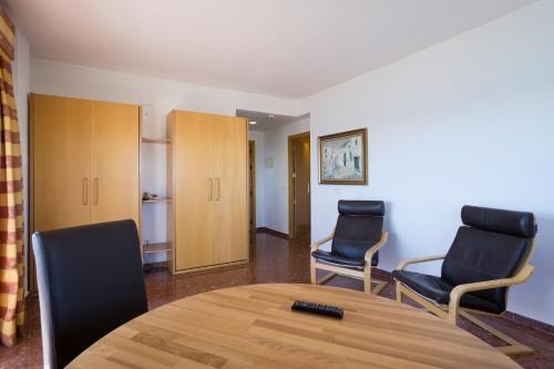 Apartamento con vistas parciales al mar del hotel Apartamentos Bajondillo. Foto 6