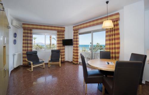 Apartamento Vista Parcial Mar Balcón o Terraza Con Cocina 1 habitación 3 camas individuales 1 Cama doble del hotel Apartamentos Bajondillo. Foto 1