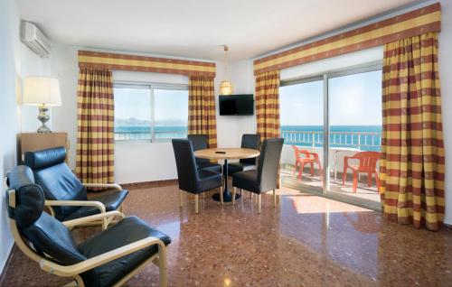 Apartamento de 1 dormitorio con vistas parciales al mar del hotel Apartamentos Bajondillo. Foto 2