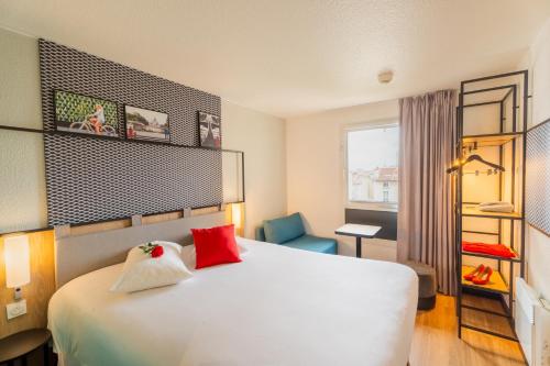 Habitación estándar con 1 cama doble y 1 cama individual del hotel Ibis Paris Porte De Vanves Parc Des Expositions. Foto 5
