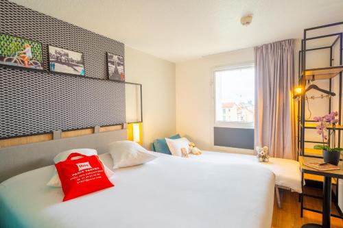 Habitación estándar con 1 cama doble y 1 cama individual del hotel Ibis Paris Porte De Vanves Parc Des Expositions. Foto 7