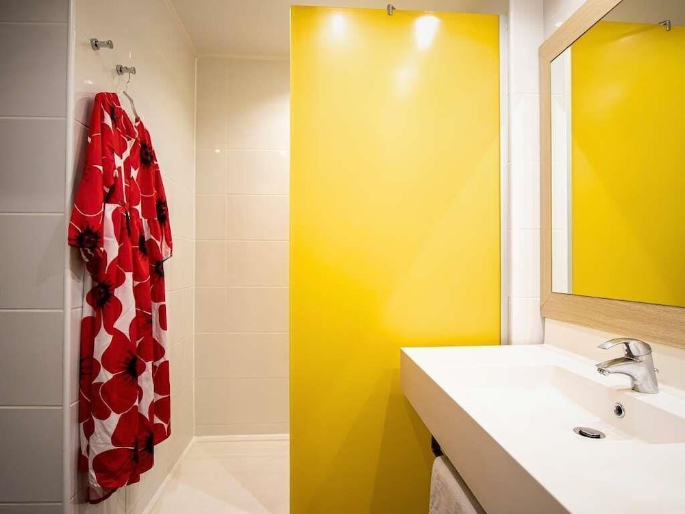 Habitación Estándar con 1 cama doble del hotel Ibis Styles Honfleur Centre Historique. Foto 8