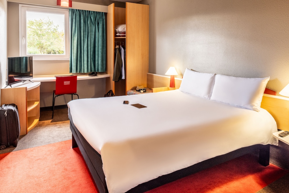 Habitación con cama doble con nueva ropa de cama del hotel Ibis Tarbes Odos. Foto 2