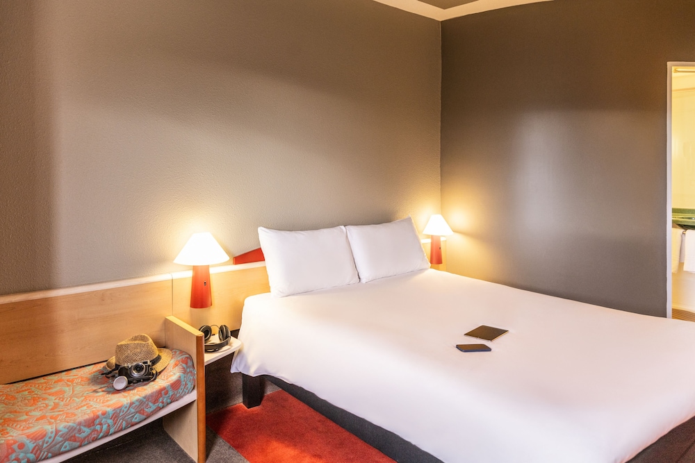 Habitación con cama doble con nueva ropa de cama del hotel Ibis Tarbes Odos. Foto 3