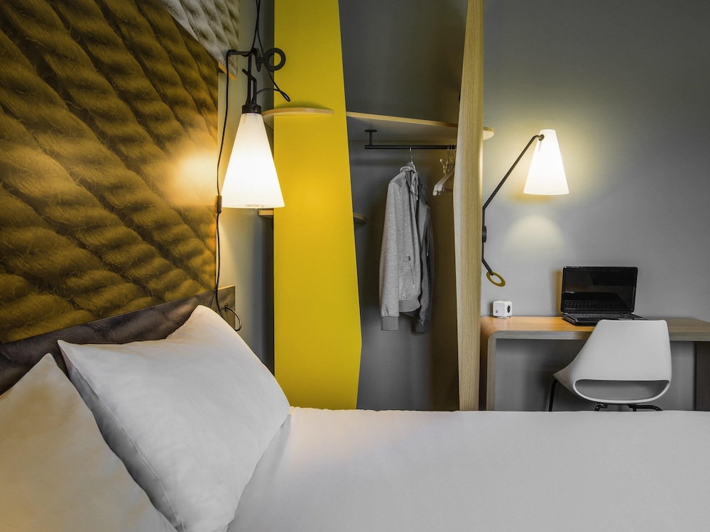 Habitación con cama doble con nueva ropa de cama del hotel Ibis Tarbes Odos. Foto 4