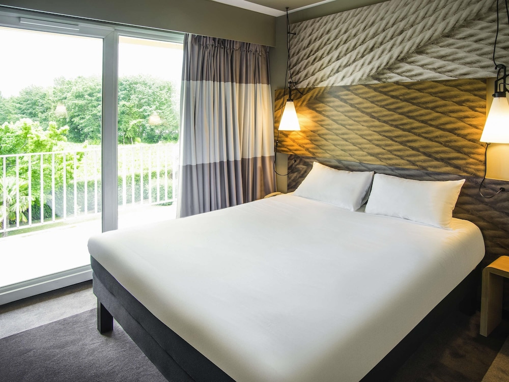 Habitación con cama doble con nueva ropa de cama del hotel Ibis Tarbes Odos. Foto 6