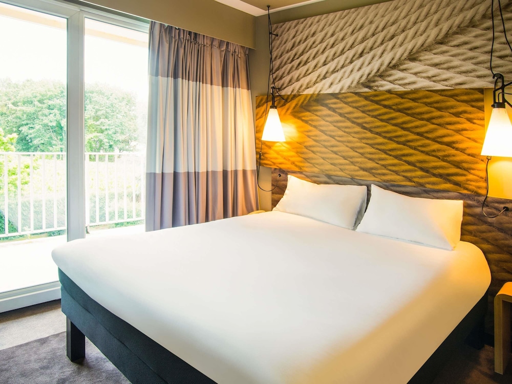 Habitación con cama doble con nueva ropa de cama del hotel Ibis Tarbes Odos. Foto 7