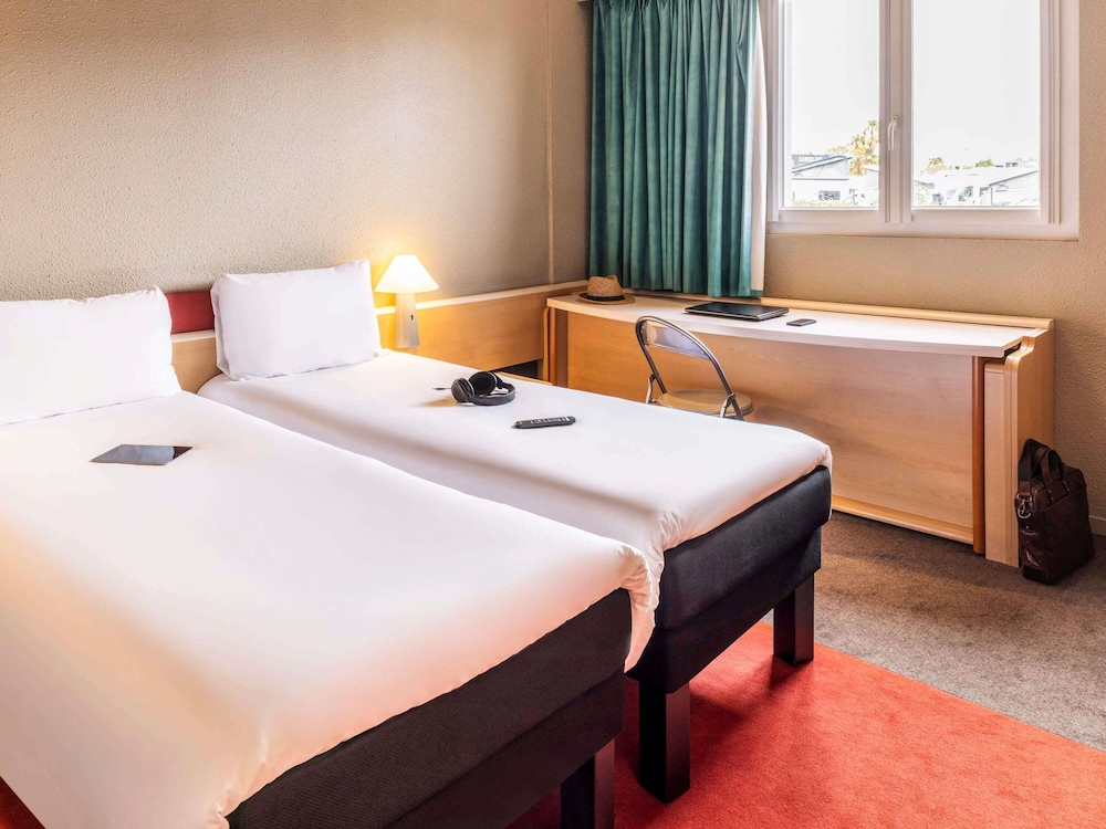 Habitación con cama doble con nueva ropa de cama del hotel Ibis Tarbes Odos. Foto 8