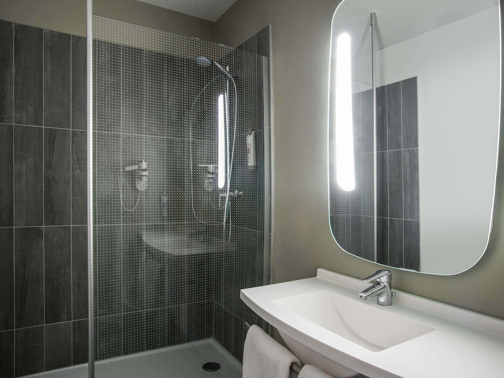 Habitación con cama doble con nueva ropa de cama del hotel Ibis Tarbes Odos. Foto 9