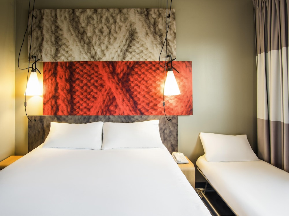 Habitación con 1 cama doble y 1 cama de escritorio con nueva ropa de cama del hotel Ibis Tarbes Odos