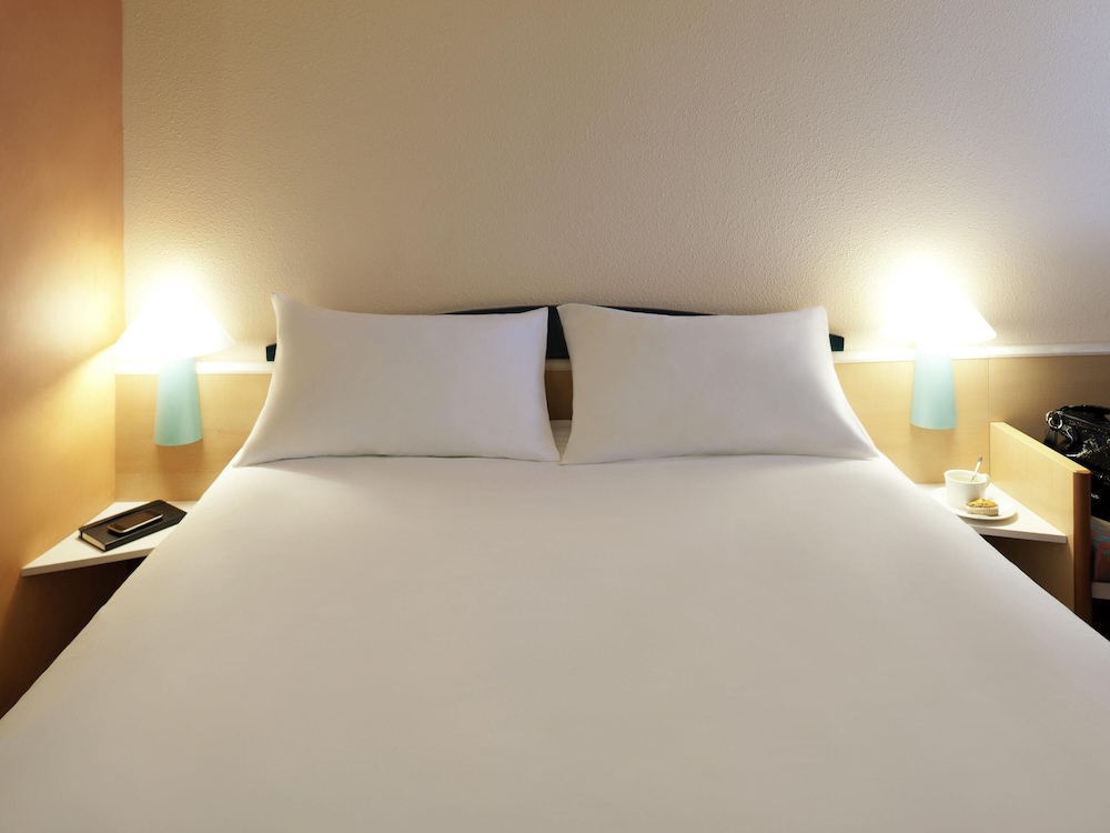 Habitación con 1 cama doble y 1 cama de escritorio con nueva ropa de cama del hotel Ibis Tarbes Odos. Foto 2