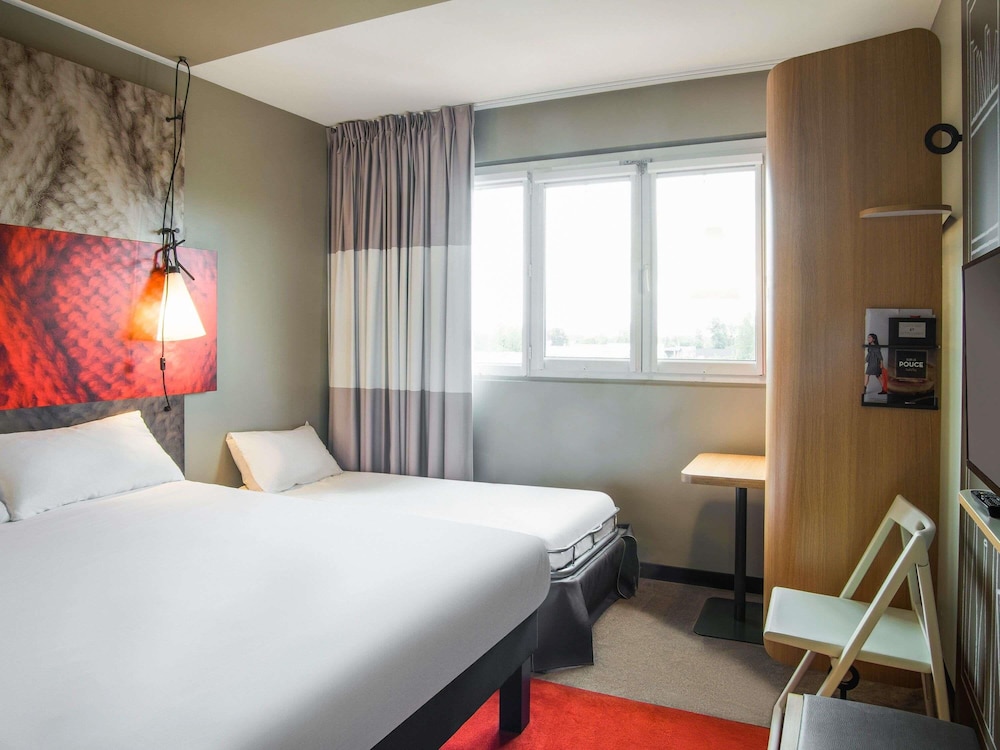Habitación con dos camas individuales y 1 cama de escritorio con nueva ropa de cama del hotel Ibis Tarbes Odos. Foto 1