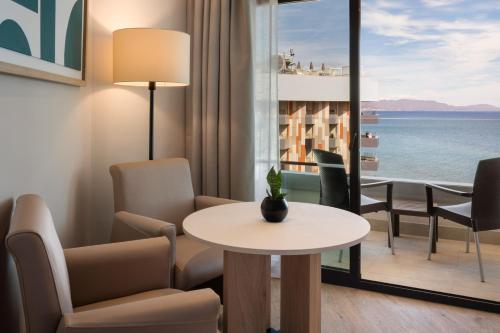 Habitación Doble Deluxe con vistas al mar - 1 o 2 camas del hotel Melia Costa del Sol. Foto 2