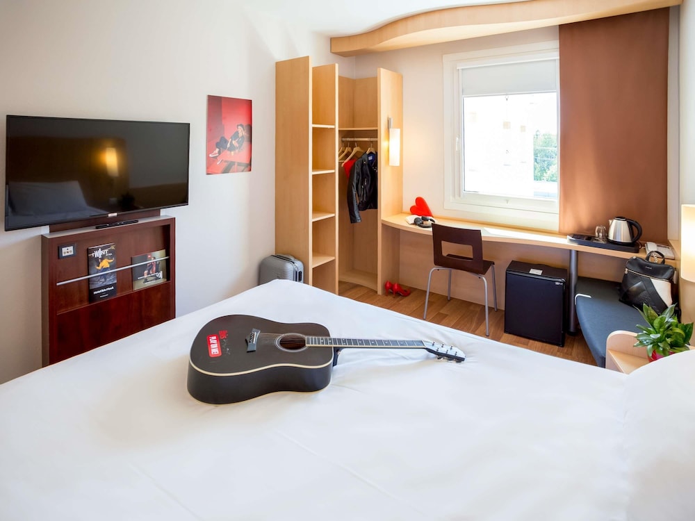 Habitación con 1 cama doble equipada con la nueva ropa de cama del hotel Ibis Plzen. Foto 1