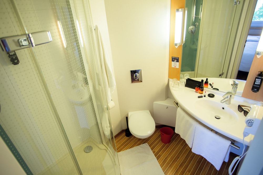 Habitación con 1 cama doble equipada con la nueva ropa de cama del hotel Ibis Plzen. Foto 4