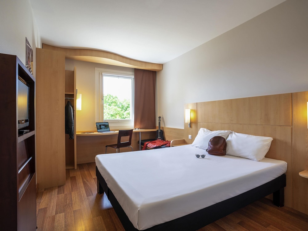 Habitación con 2 camas individuales equipada con la nueva ropa de cama del hotel Ibis Plzen