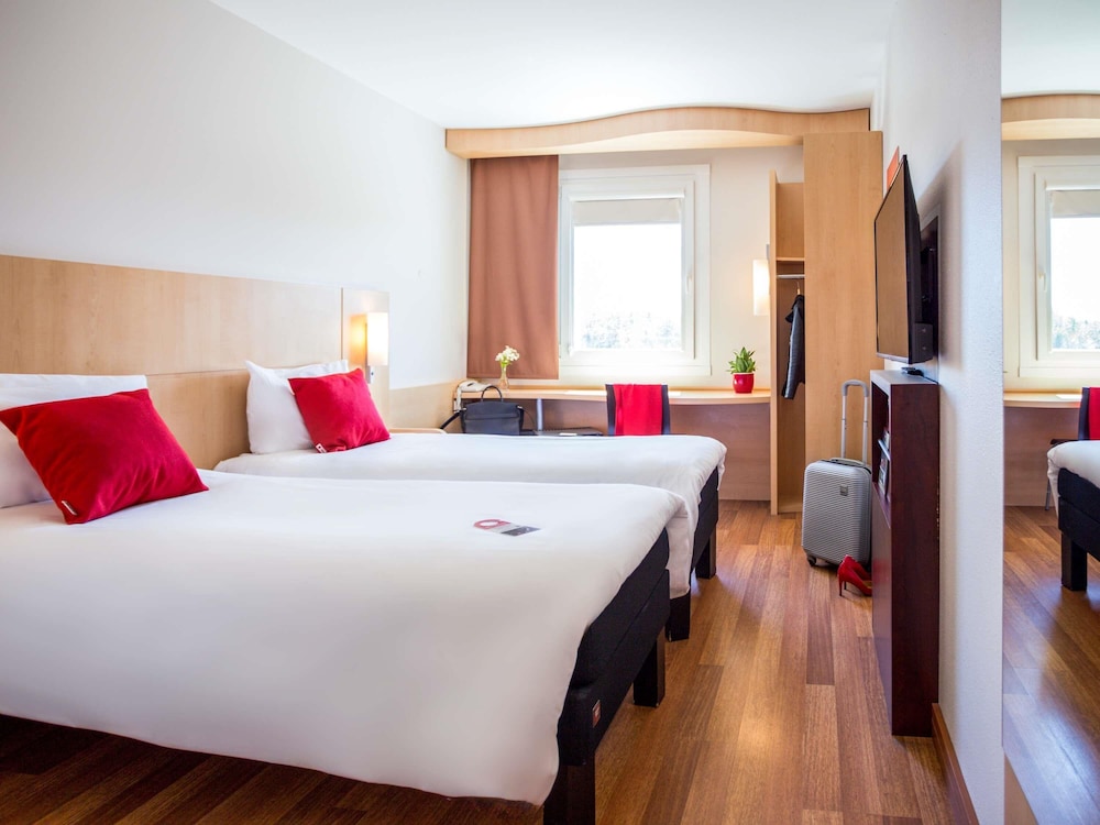 Habitación con 2 camas individuales equipada con la nueva ropa de cama del hotel Ibis Plzen. Foto 1